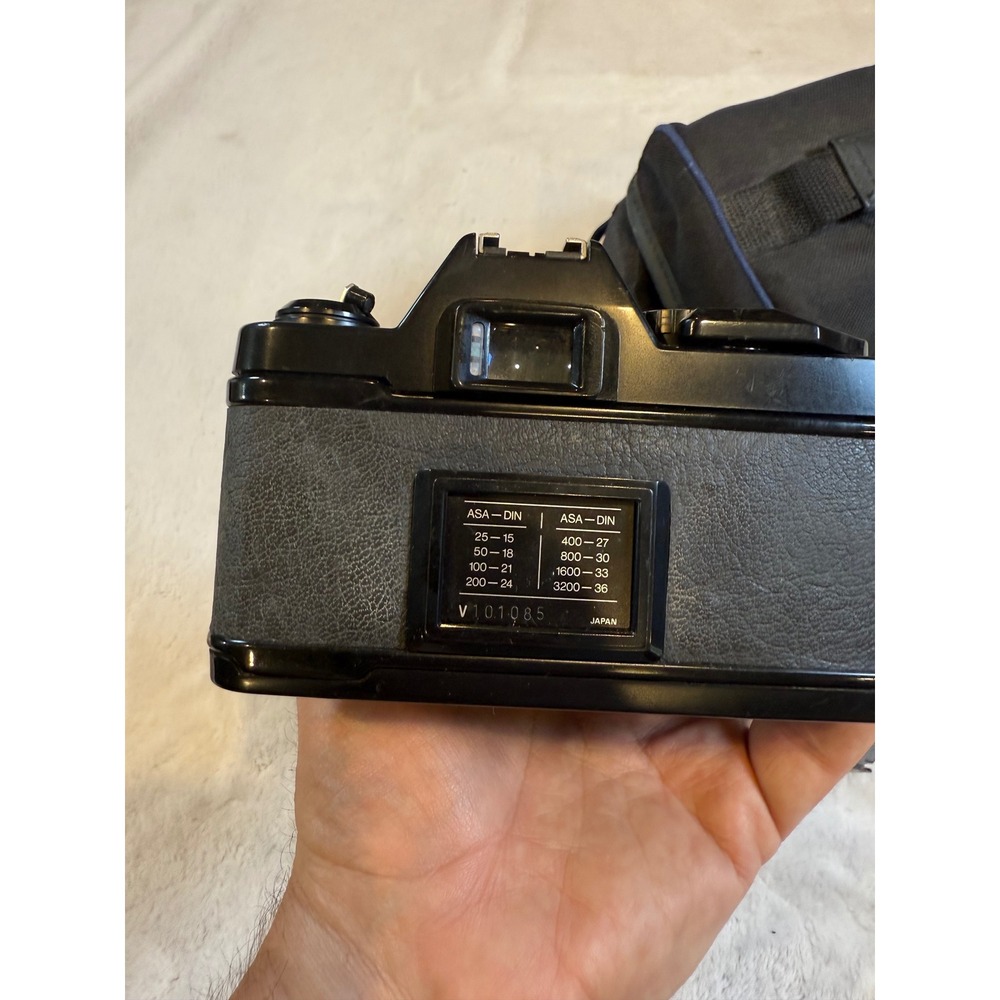 Vivitar XV-5 35mm SLR Film Camera Kit with 50mm 135mm Lenses Flash and Bag - Picture 5 of 9